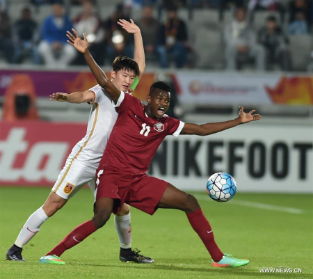 Wang Tong (L) of China vies with Mohammed Muntari of Qatar during the AFC U23 Championship Group A match between Qatar and China in Doha, Qatar, Jan. 12, 2016. China lost 1-3. (Photo: Xinhua/He Canling)