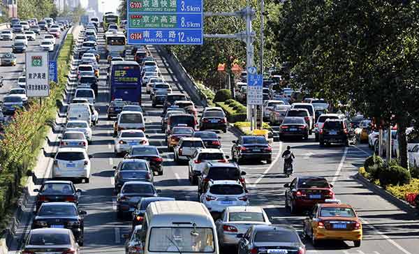 A traffic jam during peak hours in Beijing. The capital city currently has more than 5 million automobiles.(Photo: China Daily/Feng Yongbin)