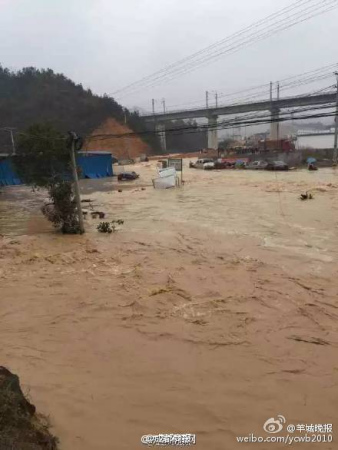 Water flooding a nearby village. (Photo/Sina Weibo)