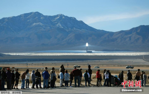 People wait to enter a California lotto store on the Nevada/California state line. (Photo/Agencies)