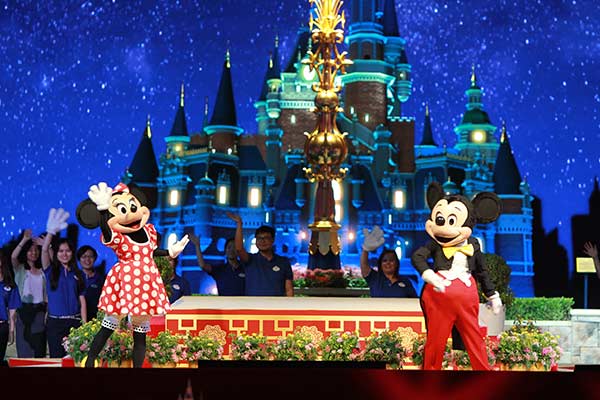 Mickey Mouse and Minnie Mouse interact with onlookers at the unveiling of the Shanghai Disney Resort model last year.(Photo: China Daily/Gao Erqiang)