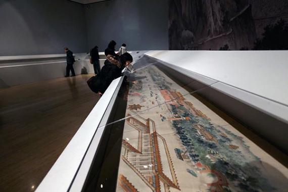 Visitors at the National Art Museum of China. (Photo by Jiang Dong/China Daily)