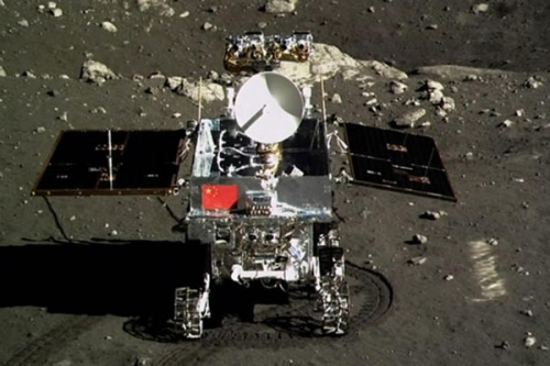 The photo of the Yutu moon rover taken by the camera on the Chang'e-3 moon lander during the mutual-photograph process after the successful landing of the moon probe on the moon on Dec 15, 2013. (Photo/Xinhua)