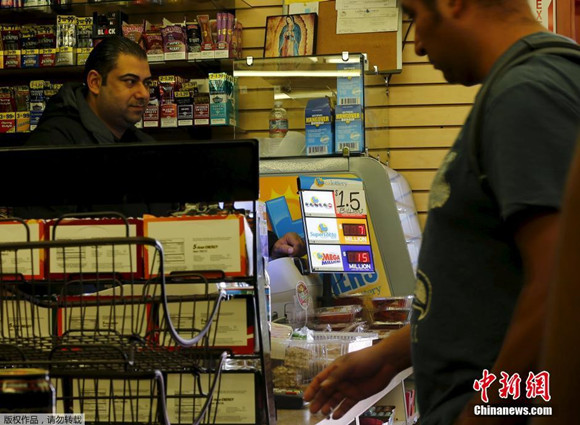 Bulletin at a cashier at a American store shows the Powerball jackpot has hit a record $1.5 billion on January 12, 2016. (Photo/China News Service) 
