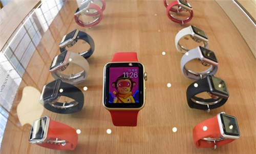 An Chinese New Year Apple Watch Sport edition (in the middle) is displayed on Jan 15, 2015 at an Apple Store in Beijing. (Photo/Provided to chinadaily.com.cn)