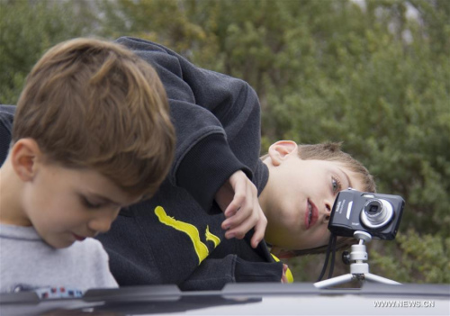 Children prepare to take photos of the launch of Falcon 9 rocket near Vandenberg Air Force Base in California, the United States, on Jan. 17, 2016. (Photo: Xinhua/Yang Lei)