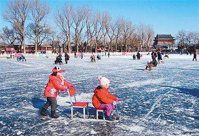 Children plays on the ice on Jan 17, 2016. This year kicked off to a good start, with the first day seeing big blue skies. (Xinhua/Wang Chen)
