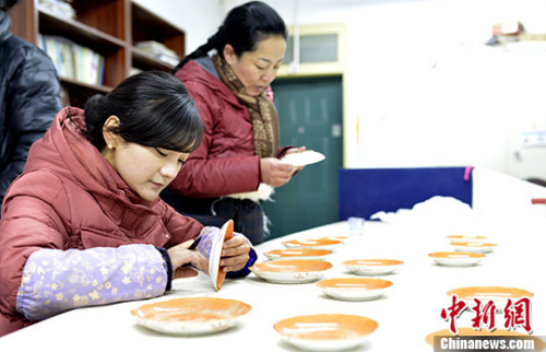 Staff are documenting relics. (Photo/China News Service)