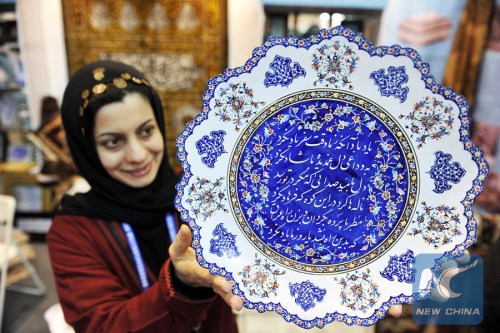 An exhibitor shows an enamel handicraft made in Iran during the China (Ningxia) International Investment and Trade Fair and the 3rd China-Arab States Economic and Trade Forum in Yinchuan, capital of northwestChina's Ningxia Hui Autonomous Region, Sept. 13, 2012. (Xinhua Photo)