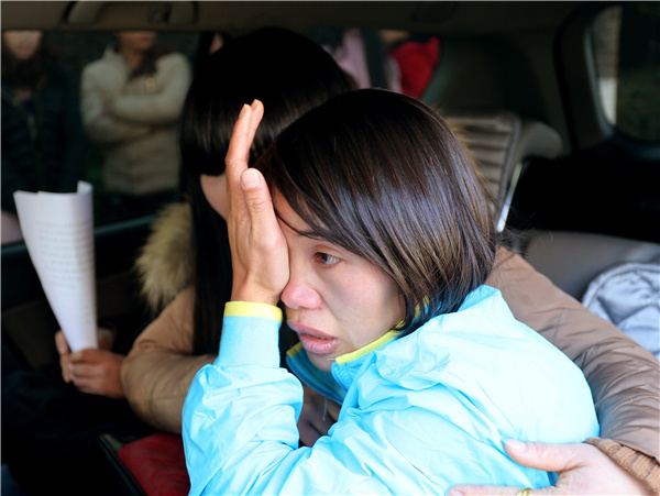Qian Renfeng wipes away tears on Dec 21, the day her conviction was overturned by the Yunnan Provincial High People's Court. The 30-year-old was sentenced to life imprisonment 13 years ago after being wrongfully convicted of poisoning children. ��Photo provided to China Daily��