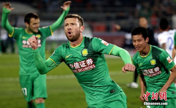 Beijing Guoan beats Shanghai Greenland Shenhua 2:0 in a CSL game in April, 2015. (Photo/Chinanews.com)