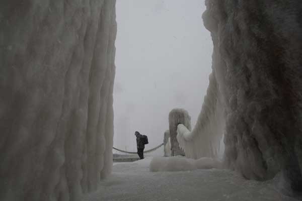 A pier in Yantai, a coastal city in Shandong province, is coated with ice on Tuesday. The city's meteorological station has issued a warning on road icing. (Photo: China Daily/Shen Jihong)