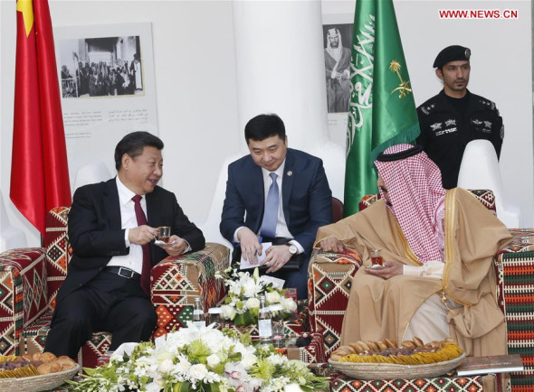 Chinese President Xi Jinping (L) and Saudi King Salman bin Abdulaziz Al Saud (R front) taste traditional Arab coffee during his visit to the Murabba' Palace, named after its square form of 400 by 400 meters in Riyadh, Saudi Arabia, Jan. 20, 2016. (Photo: Xinhua/Ju Peng)