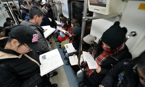 Book lovers stage a flash mob on a Beijing subway train on Sunday to promote reading. (Photo/Courtesy of He Guanxin)