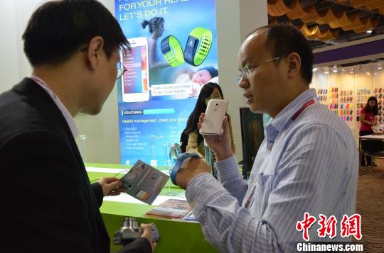 An exhibitor showcases wearable devices on CITE2014. (File photo/Chinanews.com)