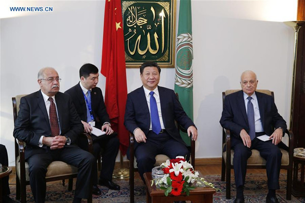 Chinese President Xi Jinping (2nd R) meets with Nabil al-Arabi (1st R), secretary general of the Arab League (AL), in Cairo, Egypt, Jan. 21, 2016. (Xinhua/Ju Peng) 