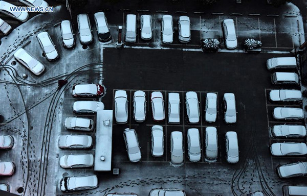 Vehicles are covered with snow in Nanchang, capital of east China's Jiangxi Province, Jan. 22, 2016. A cold front and snowfall hit the province on Friday. (Xinhua/Song Zhenping)