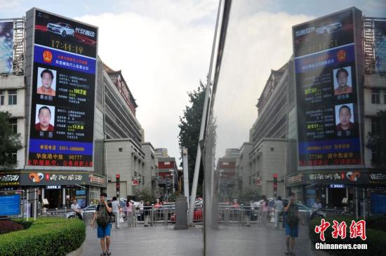 Information of the people with bad credit records is being shown on the big screens on the street buildings of Taiyuan, west Chinas Shanxi province. (File photo/Chinanews.com)