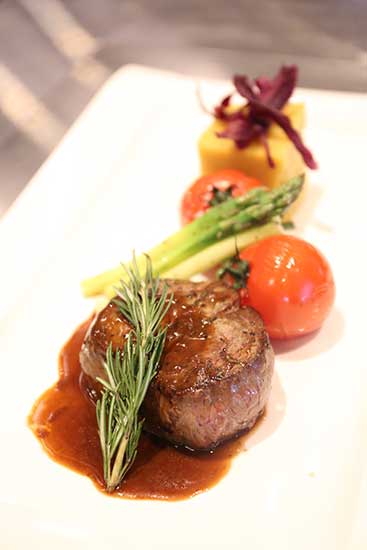 Australian beef filet with asparagus.(Photo provided to China Daily)