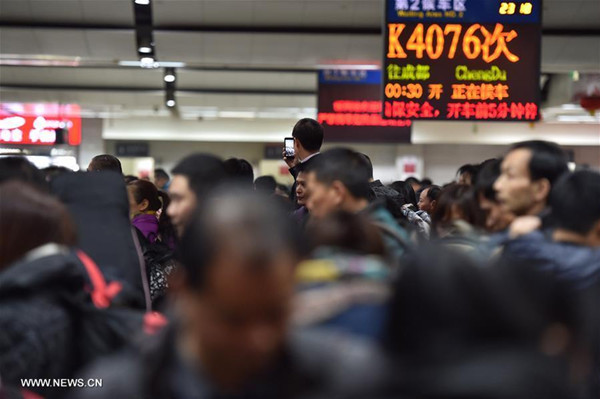 Passengers wait to board K4076 train, the first extra train for the 2016 Spring Festival travel rush from the railway station of Shenzhen, south China's Guangdong Province, to Chengdu, southwest China's Sichuan Province, on Jan. 24, 2016. Over 2.9 billion trips will be made around China during the 40-day Spring Festival travel rush, which kicked off Sunday, traffic police authorities estimated. (Xinhua/Mao Siqian)