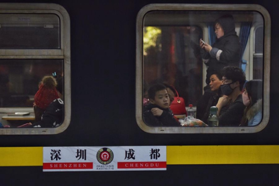 A child looks through the window of a train from Shenzhen, South China's Guangdong province, bound for Chengdu, Southwest China's Sichuan province, Jan 24, 2016. (Photo/Xinhua)