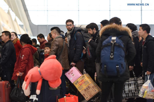 Passengers queue to board trains at Xining Railway Station in Xining, capital of northwest China's Qinghai Province, Jan. 24, 2016. (Photo: Xinhua/Wu Gang)