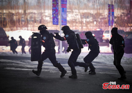 SWAT members take part in a drill at the stadiums for the 13th National Winter Games in Urumqi City, the capital of Northwest China's Xinjiang Uyghur Autonomous Region, Jan. 7, 2016. (Photo: China News Service/Liu Xin)