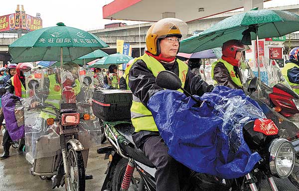 A procession of bikers hits the road on Sunday in Foshan, Guangdong province, to travel home in time for Spring Festival. (Photo: China Daily/Qiu Quanlin)