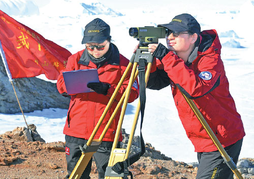 Two researchers from the Chinese Antarctic Center of Surveying and Mapping conduct a leveling survey near China's Zhongshan Station in Antarctica. (Provided to China Daily)