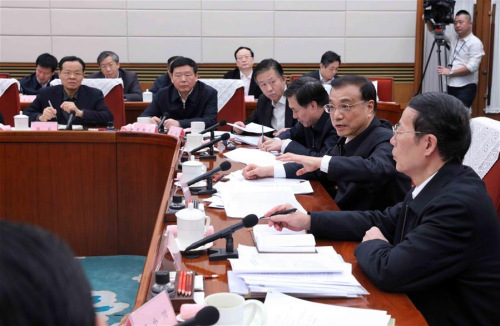 Chinese Premier Li Keqiang (2nd R) presides over a symposium on expanding VAT reform to reduce the burden on enterprises and help industrial upgrades, on Jan. 22, 2016. (Photo: Xinhua/Liu Weibing)