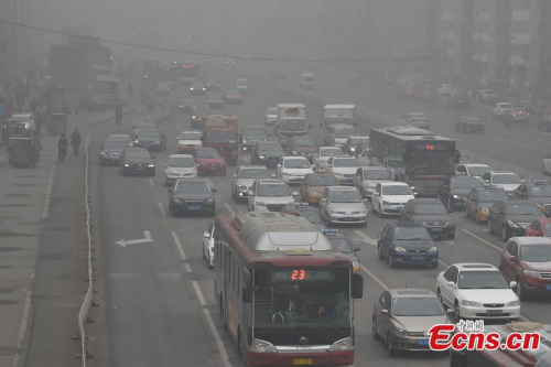 Vehicles run amid heavy smog and thick fog in Beijing, Dec. 25, 2015.(Photo: China News Service/Jin Shuo)