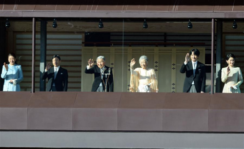 Japanese Emperor Akihito (3rd L) and Empress Michiko (3rd R) wave to the people greeting the new year, with other members of the royal family, from the balcony of the Imperial Palace in Tokyo, Japan, on Jan. 2, 2016. (Photo: Xinhua/Ma Ping)