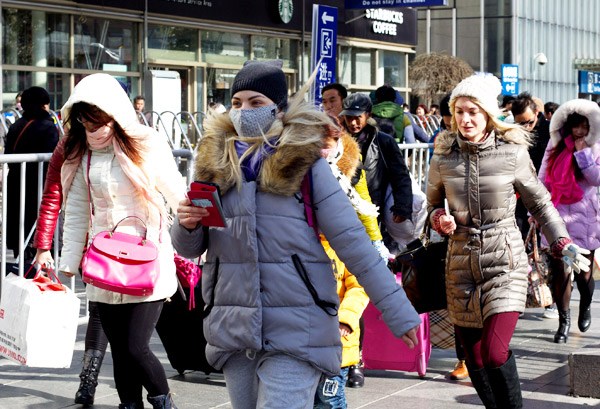 Foreign travelers wait to enter Shanghai Railway Station on Sunday. (Photo: China Daily/Gao Erqiang)