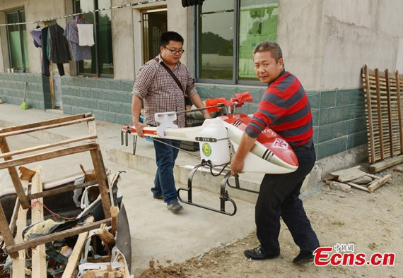 A farmer in Changsha prepares to fly a UVA in his contracted farmland (Photo: China News Service/ Yang Huafeng)