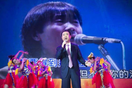 A screen shot of Wangj Jianlin singing in the New Year Gala of the Wanda Group. (Photo/Screen Shot)