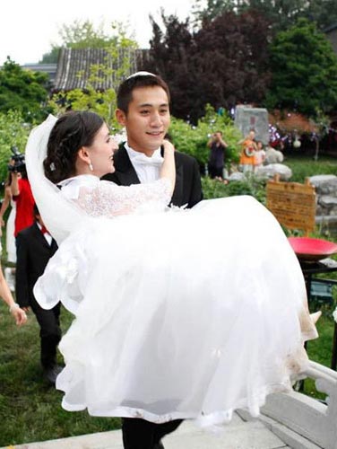 Actor Liu Ye met his French wife in 2006 and they got married in 2009. They had their first baby boy in 2010, and a girl later in 2012. Photo/People's Daily Online