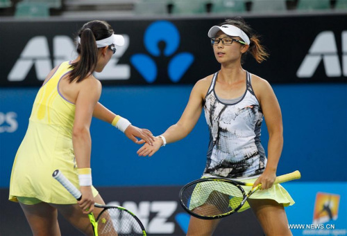 China's Xu Yifan(R)/Zheng Saisai react during the women's doubles semifinal match against Czech's Andrea Hlavackova/Lucie Hradecka at the Australian Open Tennis Championships in Melbourne, Australia, Jan. 27, 2016. Xu Yifan/Zheng Saisai lost 1-2. (Photo: Xinhua/Bi Mingming)