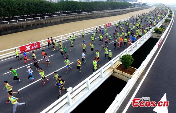 Runners participated in the 2016 Xiamen International Marathon on January 2, 2016. (CNS photo/Wang Dongming)
