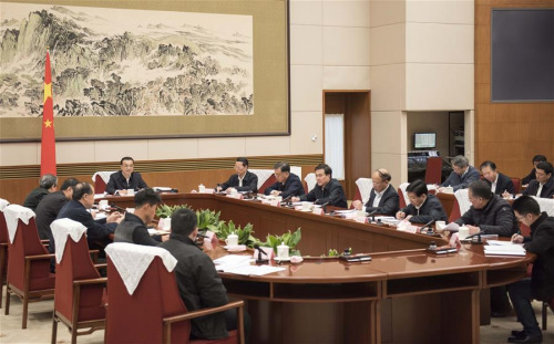 Chinese Premier Li Keqiang presides over a symposium to solicit opinions from attendees of education, science and technology, culture, health and sports circles, as well as the grassroots, on the draft of an annual government work report and the country's 13th five-year plan for 2016-2020, in Beijing, capital of China, Jan. 26, 2016. (Photo: Xinhua/Li Xueren)