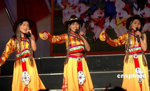 Three Tibetan students sing at a middle school in Jinan. (File photo/Chinanews.com)