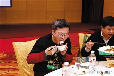 A netizen tries genetically modified rice at a restaurant in Beijing, on Feb 8, 2015. (File photo)