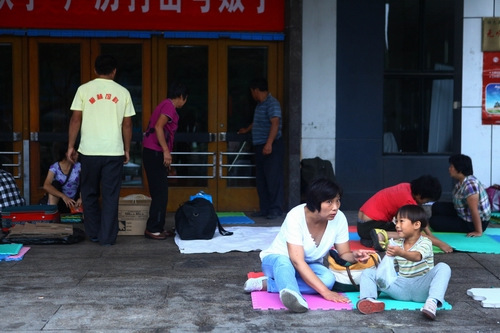 A woman and a child wait outside Peking Union Medical College Hospital in Dongcheng district for an appointment. Photo: Guo Yingguang/GT