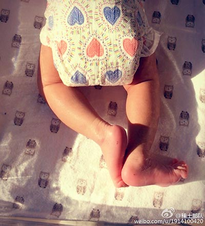 A photo of Zhang Ziyi's baby daughter. (Photo/Sina Weibo)