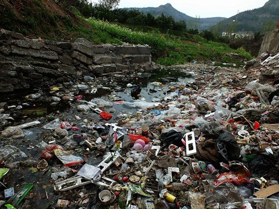 Rubbish is scattered across a tributary of the Yangtze River in a rural area of Yichang, Hubei province, causing serious pollution. Every summer, the waste is washed down to the Yangtze River by floodwaters.(LIU JUNFENG/CHINA DAILY)