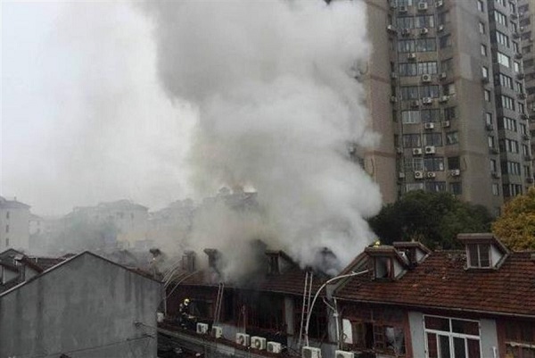 Buildings at Renchangli are rocked by fire.(Photo/Shanghai Daily) 