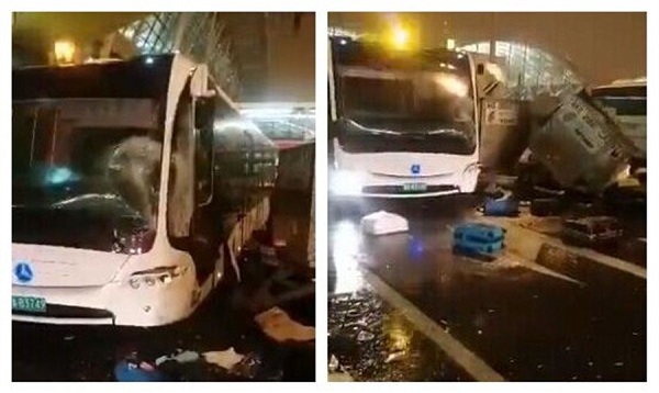Several airport shuttle buses bumped into each other on the apron of the Pudong International Airport last night, officials said.(Photo/Shanghai Daily)