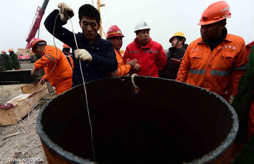 Rescuers work at a collapsed mine in Pingyi County, East China's Shandong Province, Jan 6, 2016. Rescuers managed to dig more than 200 meters down into the shaft of the collapsed mine on Monday, but found no new survivors. (Photo/Xinhua)