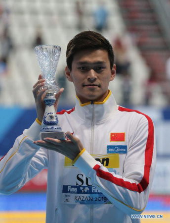China's Sun Yang poses with his trophy as the best male swimmer of the 2015 FINA World Championships in Kazan, Russia, Aug. 9, 2015. (Xinhua file photo/Meng Yongmin)
