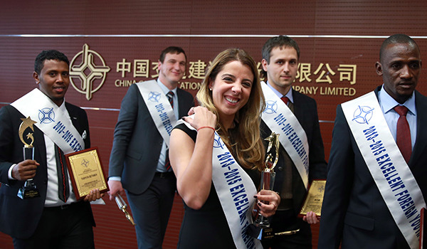 Savanah Oliveira Kunz (center), from Brazil, is one of the 10 excellent overseas employees of China Communications Construction Company. (Photo/China Daily)