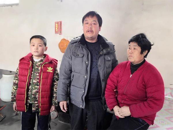 Guan Guojun (Middle) patiently waits for his father,Guan Qingji, to be realeased from the intensive care unit. Guan Qingji is the third trapped miner lifted to the ground on Friday. Photo taken on Saturday by Ju Chuanjiang/chinadaily.com.cn
